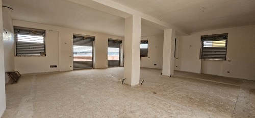 Locale Commerciale Con Terrazzo